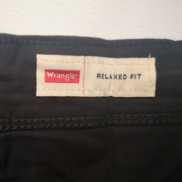 NWT Wrangler 5 Star Premium Epic Soft Men's Size 36/10 Plain Black Cargo Shorts - Picture 7 of 12
